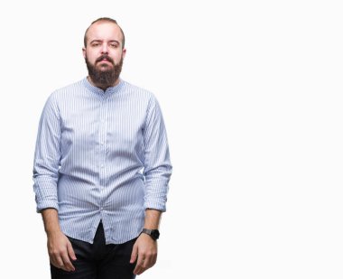 Genç beyaz hipster adam yüzünde ciddi bir ifade ile izole arka plan üzerinde. Basit ve doğal kameraya bakıyor.