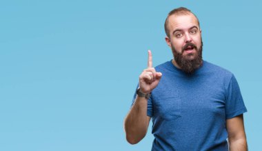 Genç beyaz hipster adam izole arka plan başarılı fikirle parmak işaret. Çıktıktan ve mutlu. Bir numara.