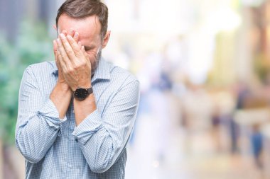 Yüzünü elleriyle ağlayarak süre kapsayan üzgün ifade ile izole arka plan üzerinde orta yaş ağarmış üst düzey iş adamı. Depresyon kavramı.