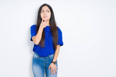 Çene düşünme hakkında soru, dalgın ifade üzerine el ile izole arka plan güzel esmer kadın. Düşünceli yüzüyle gülümsüyor. Şüphe kavramı.