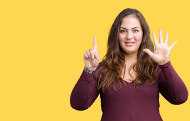 Parmakları ile numara altı gülümseyen ise kendinden emin ve mutlu güzel ve çekici artı boyutu genç kadın ve yukarıyı gösteren izole arka plan üzerinde elbise.