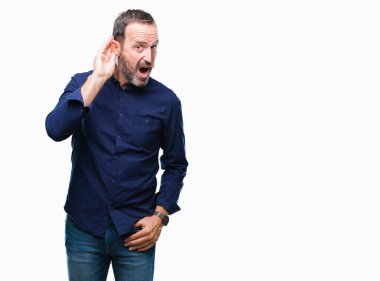 Orta yaş bir işitme söylenti ya da dedikodu için dinleme kulak üzerinde el ile gülümseyen izole arka plan üzerinde ağarmış komuta sizde. Sağırlık kavramı.