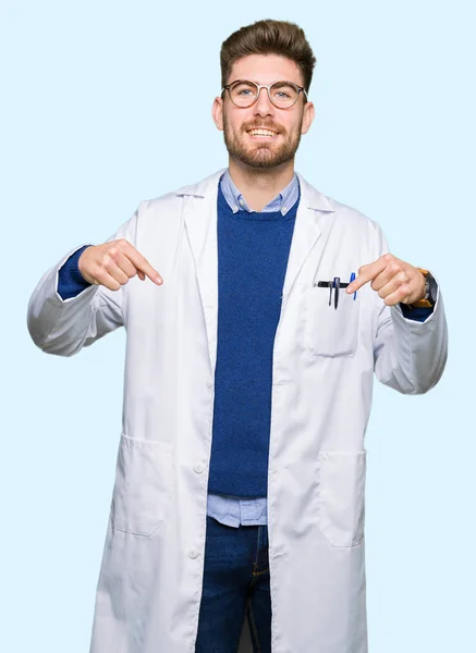 Jovem Cientista Bonito Homem Usando Óculos Olhando Confiante Com Sorriso — Fotografia de Stock