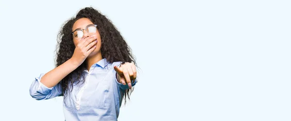 Jonge Mooie Zakelijke Meisje Met Krullend Haar Dragen Brillen Lachend — Stockfoto
