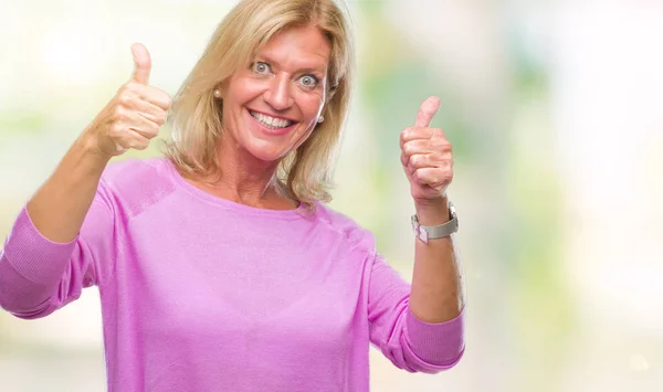 Blonde Frau Mittleren Alters Mit Isoliertem Hintergrund Die Eine Positive — Stockfoto