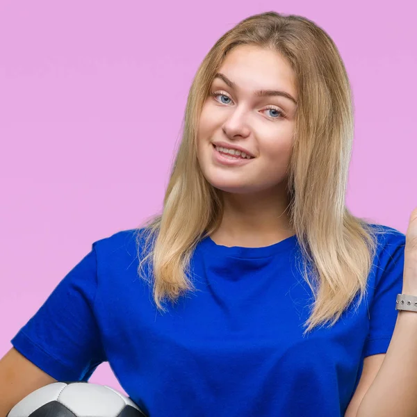 Giovane Donna Caucasica Che Tiene Pallone Calcio Sfondo Isolato Molto — Foto Stock