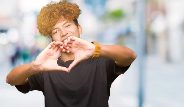 Homem Bonito Jovem Com Cabelo Afro Vestindo Shirt Preta Sorrindo — Fotografia de Stock