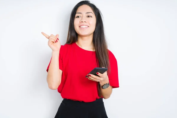 Jonge Brunette Vrouw Met Behulp Van Smartphone Geïsoleerde Achtergrond Erg — Stockfoto