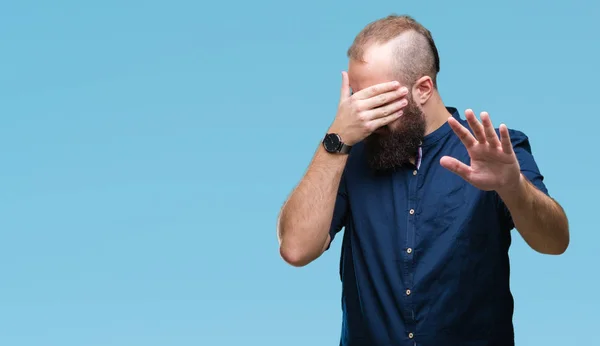 Joven Hombre Hipster Caucásico Sobre Fondo Aislado Cubriendo Los Ojos — Foto de Stock