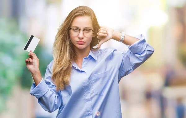 Junge Schöne Blonde Frau Mit Kreditkarte Vor Isoliertem Hintergrund Mit — Stockfoto