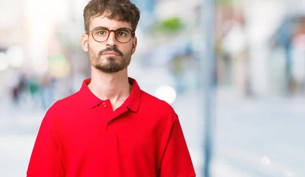 Ung Vacker Man Glasögon Över Isolerade Bakgrund Avslappnad Med Allvarliga — Stockfoto