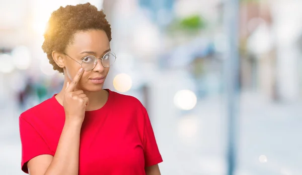 Linda Jovem Afro Americana Usando Óculos Sobre Fundo Isolado Apontando — Fotografia de Stock