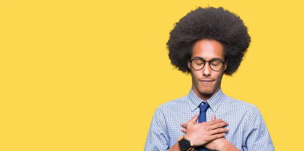 Joven Hombre Negocios Afroamericano Con Cabello Afro Con Gafas Sonriendo —  Fotos de Stock