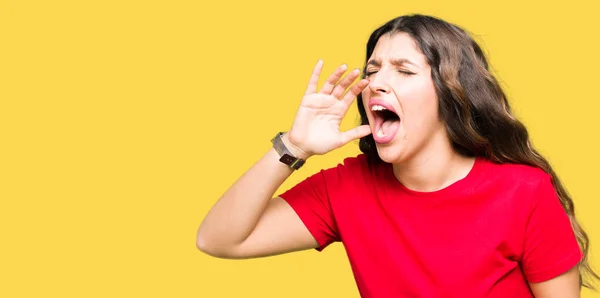 Młoda Kobieta Piękna Noszenie Shirt Dorywczo Krzycząc Krzycząc Głośno Bok — Zdjęcie stockowe