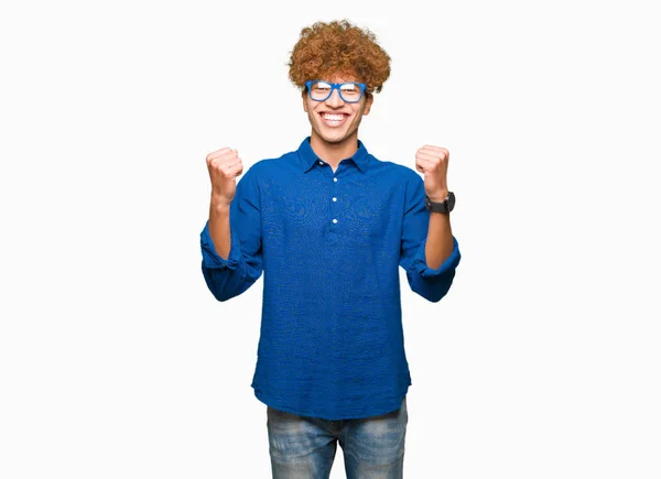Afro Haj Ünneplő Blue Szemüveg Viselése Jóképű Fiatalember Meglepett Lenyűgözött — Stock Fotó