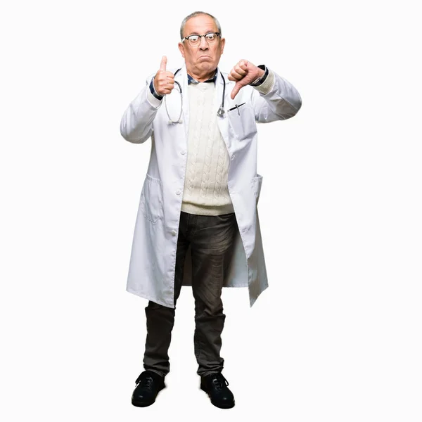 帅气的资深医生穿着医用外套做大拇指上下 分歧和同意表达 疯狂的冲突 — 图库照片
