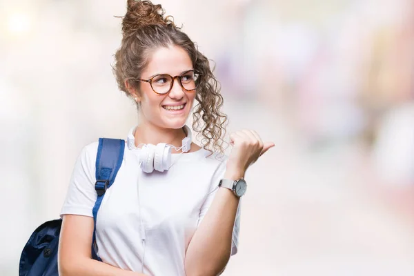 Jonge Brunette Student Meisje Rugzak Hoofdtelefoon Dragen Geïsoleerde Achtergrond Glimlachend — Stockfoto