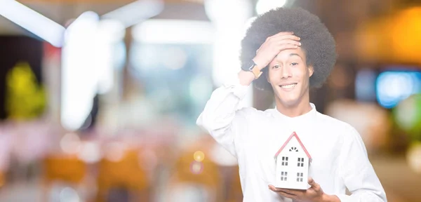 Jonge Afro Amerikaanse Man Met Afro Haar Houden Huis Benadrukt — Stockfoto