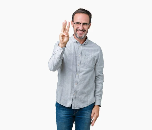 ハンサムな中年エレガントな年配の男性でメガネをかけて分離を示す背景と自信を持って 幸せな笑みを浮かべて 指で上向きナンバースリー — ストック写真