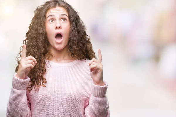 Mooie Brunette Krullend Haar Jong Meisje Roze Winter Trui Dragen — Stockfoto