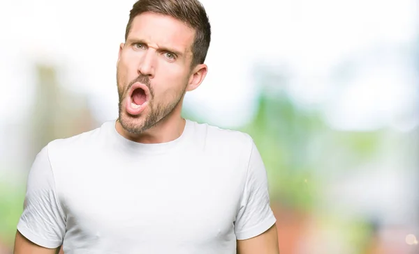 Stilig Man Bär Casual Vit Shirt Chock Ansikte Ser Skeptisk — Stockfoto