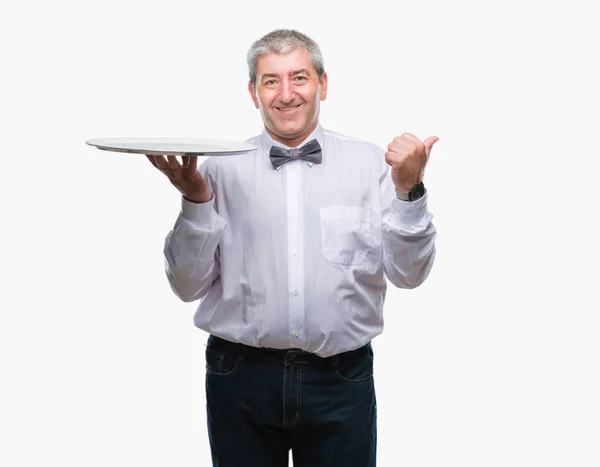 Przystojny Kelner Starszy Człowiek Srebrna Taca Białym Tle Wskazując Wyświetlono — Zdjęcie stockowe