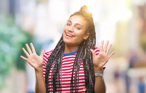 Ung Flätade Hår Afrikanska Amerikanska Flickan Över Isolerade Bakgrund Visar — Stockfoto