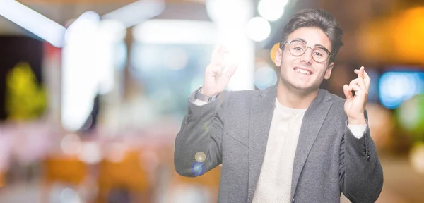 Joven Hombre Negocios Con Gafas Sobre Fondo Aislado Sonriendo Cruzando —  Fotos de Stock