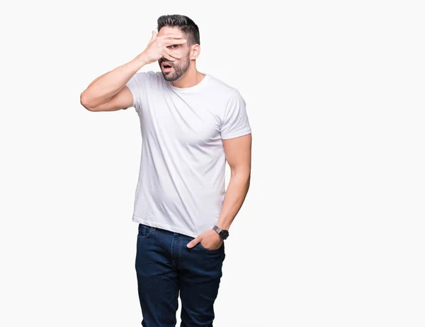 Hombre Joven Que Usa Una Camiseta Blanca Casual Sobre Fondo —  Fotos de Stock