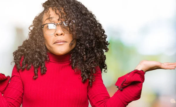 Giovane Bella Donna Con Capelli Ricci Indossando Occhiali Espressione Indiscreta — Foto Stock