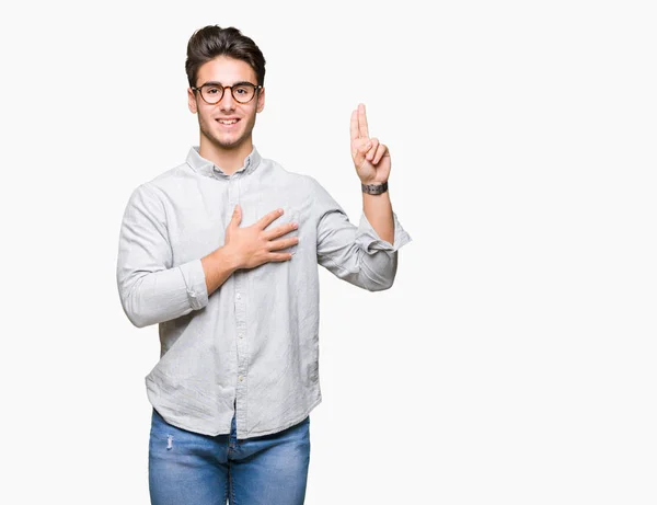 Genç Yakışıklı Adam Gözlük Izole Üzerinden Swearing Göğüs Bir Sadakat — Stok fotoğraf