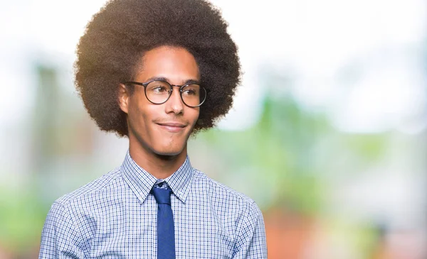 Unga Afroamerikanska Affärsman Med Afro Hår Glasögon Tittar Bort Till — Stockfoto