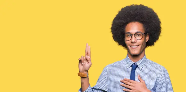 헤어스타일 아프리카계 미국인 사업가 Swearing 가슴에 손가락 손으로 충성도 만들고 — 스톡 사진
