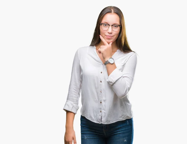 Młody Biznes Kaukaski Kobieta Okularach Białym Tle Patrząc Pewny Siebie — Zdjęcie stockowe