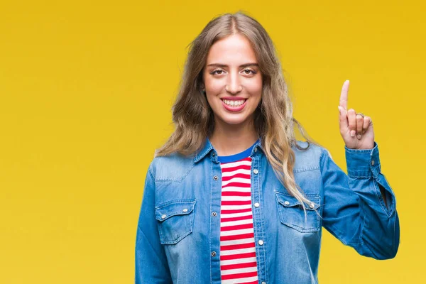 Linda Jovem Loira Sobre Fundo Isolado Mostrando Apontando Para Cima — Fotografia de Stock