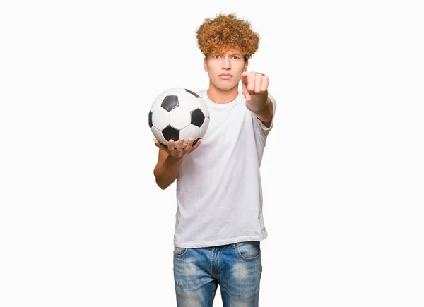 Joven Hombre Guapo Sosteniendo Pelota Fútbol Apuntando Con Dedo Cámara —  Fotos de Stock