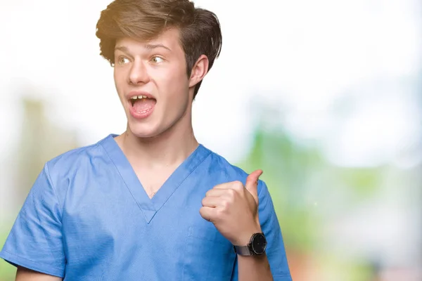 Unga Läkare Bär Medicinsk Uniform Över Isolerade Bakgrund Leende Med — Stockfoto