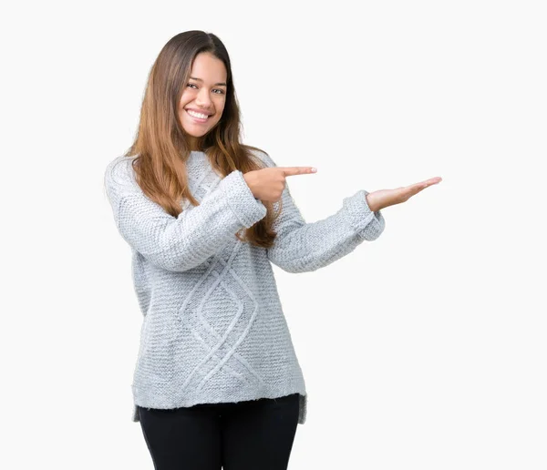 Joven Mujer Morena Hermosa Usando Suéter Sobre Fondo Aislado Sorprendido —  Fotos de Stock