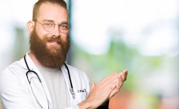 Jonge Blonde Dokter Man Met Baard Dragen Medische Jas Clapping — Stockfoto