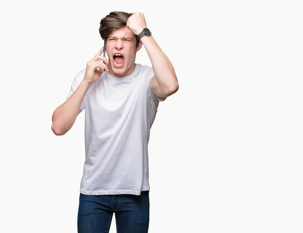 Młody Człowiek Rozmawia Smartphone Białym Tle Zirytowany Sfrustrowany Krzycząc Gniewem — Zdjęcie stockowe