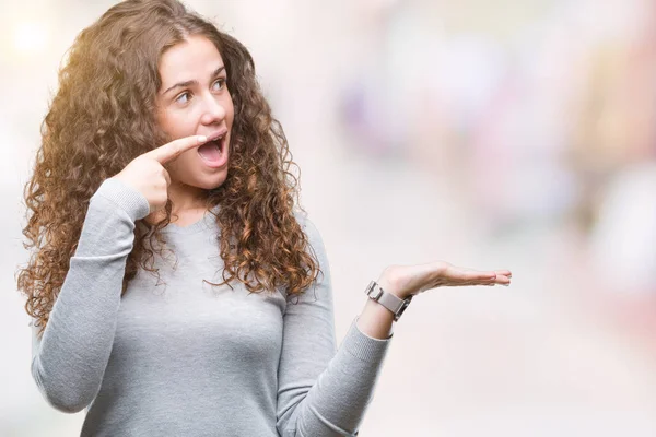 Bella Bruna Capelli Ricci Giovane Ragazza Indossa Maglione Sfondo Isolato — Foto Stock