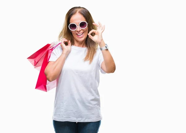 Middelbare Leeftijd Spaanse Vrouw Houdt Van Boodschappentassen Verkoop Geïsoleerde Achtergrond — Stockfoto