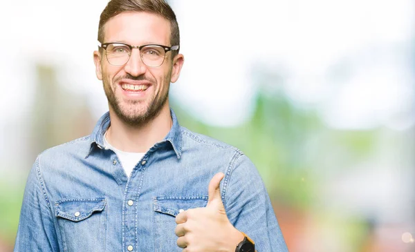 Bonito Homem Usando Óculos Fazendo Polegares Felizes Até Gesto Com — Fotografia de Stock