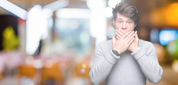 Joven Hombre Guapo Con Suéter Invierno Sobre Fondo Aislado Impactó —  Fotos de Stock