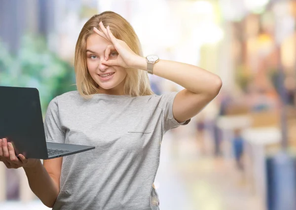 Joven Mujer Caucásica Usando Computadora Portátil Sobre Fondo Aislado Con —  Fotos de Stock