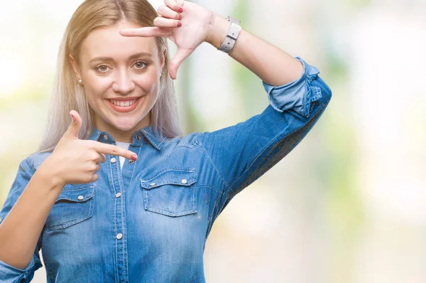 Mujer Rubia Joven Sobre Fondo Aislado Sonriendo Haciendo Marco Con —  Fotos de Stock