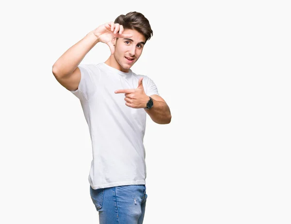 Homem Bonito Jovem Vestindo Shirt Branca Sobre Fundo Isolado Sorrindo — Fotografia de Stock