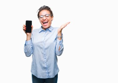 Ekran smartphone üzerinde gösterilen genç örgülü saç Afro-Amerikan iş kız kocaman bir gülümseme ile çığlık ve ellerini kaldırdı arka plan çok mutlu ve heyecanlı, kazanan ifade kutluyor zafer izole