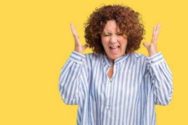 Arka plan deli kutluyor üzerinde Donanma forması giyen güzel orta ager üst düzey kadın izole ve crazy arms ile başarı için kaldırdı ve heyecanlı çığlık gözler kapalı. Kazanan kavramı