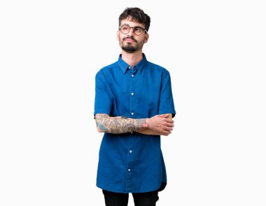 Yakışıklı delikanlı görünümlü yan ve dik dik bakma uzağa düşünce gülümseyen izole arka plan üzerinde gözlük.